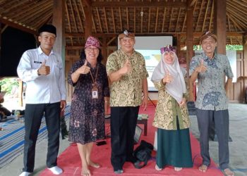 KESENIAN TOPENG IRENG SEMARAKKAN ACARA DISKUSI ‘DESA BINAAN’ ANTARA UNIVERSITAS TIDAR DAN UNIVERSITAS MUHAMMADIYAH BENGKULU DI TERASERING MENOREH NGARGOGONDO