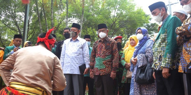 Tari Kesetiaan Sambut Kunjungan Prof. Haedar ke Pesantren Darul Arqam