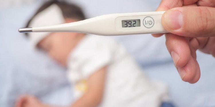 Dosen FK UM Surabaya= Ini Pertolongan Pertama yang Harus Dilakukan saat Anak Demam