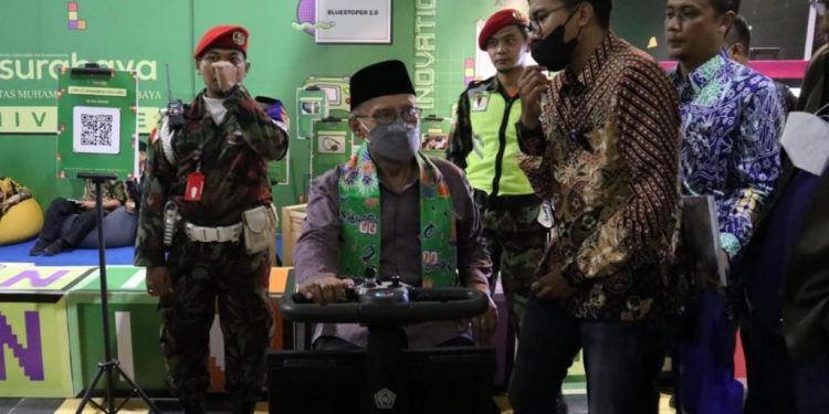 Kunjungi Booth UM Surabaya, Ketum PP Muhammadiyah Jajal Inovasi Kursi Cerdas