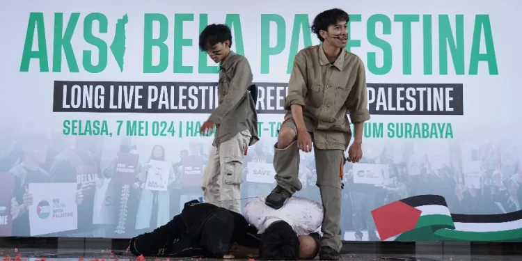 Aksi Bela Palestina di UM Surabaya, Aksi Teatrikal Pembebasan, Puisi Berantai hingga Pasang Peta di Titik Kampus