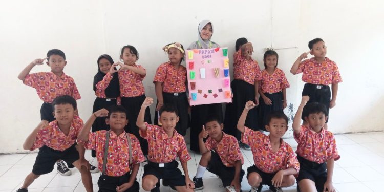 KKNMAS UMS Kenalkan ‘Papan Bagi Ceria’ untuk Tingkatkan Literasi Numerasi Siswa SD