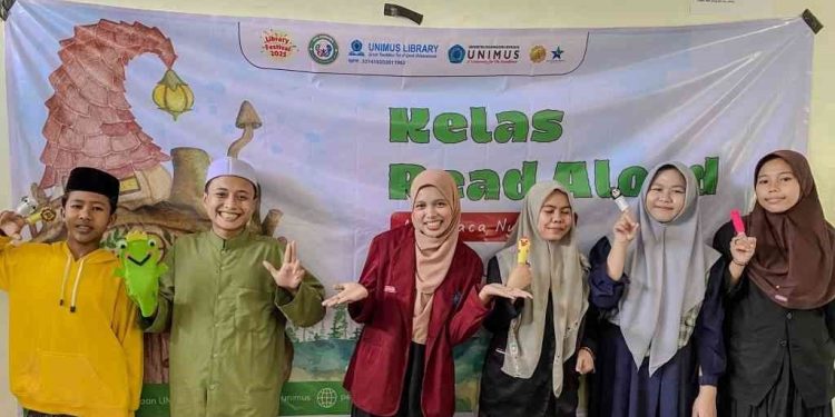 Tak Sekadar Baca, Anak-Anak Pondok Desa Jamus Dilatih Jadi Pendongeng Kreatif