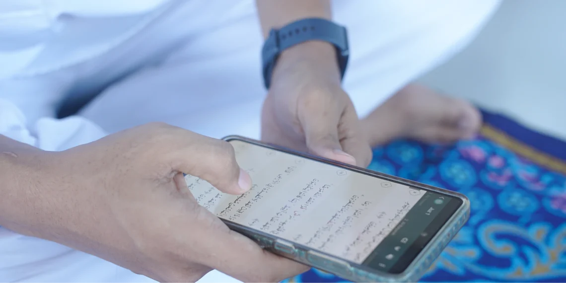 Main Handphone Bikin Salat Jumat Tidak Sah?