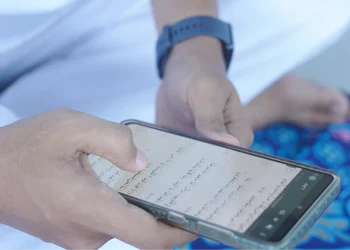 Main Handphone Bikin Salat Jumat Tidak Sah?